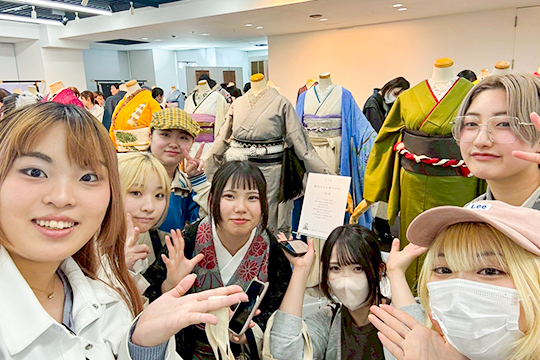 東京着物ショー2026へ見学に訪れた織田着物専門学校着物科学生