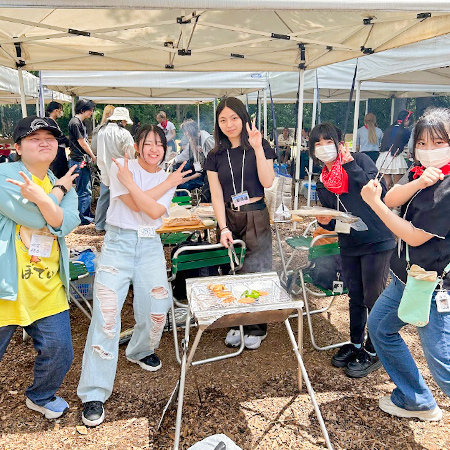 BBQでお肉や野菜を焼く織田着物専門学校着物科学生