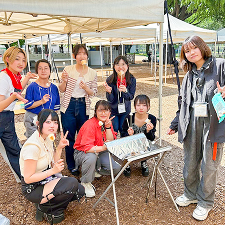 焼きマシュマロを食べる織田着物専門学校着物研究科学生