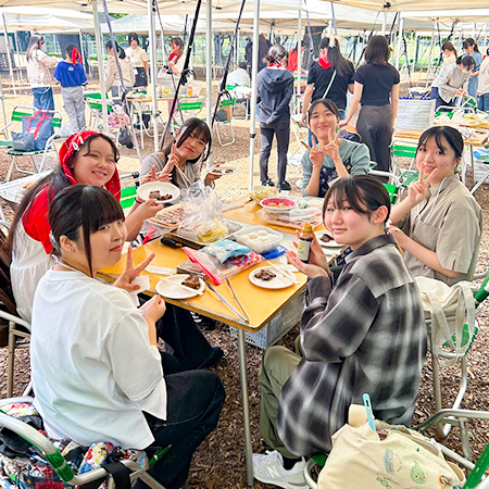 着物を学ぶ仲間と一緒にお肉を食べる織田着物専門学校着物科学生