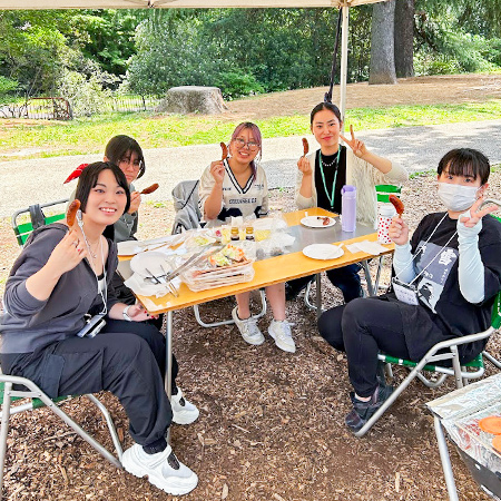 着物を学ぶ仲間とBBQを楽しむ織田着物専門学校着物研究科学生