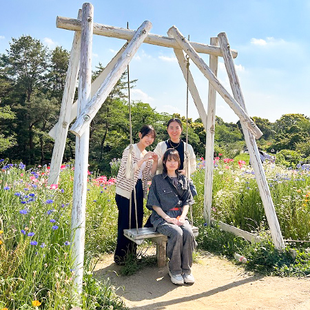 国営昭和記念公園のベンチで写真撮影をする織田着物専門学校着物研究科学生