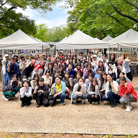 国営昭和記念公園で記念撮影をする織田着物専門学校着物科着物研究科学生