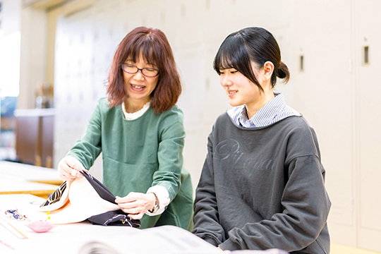 和裁を教わる織田着物専門学校着物科学生