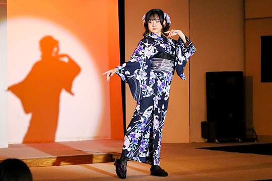 学生自身が着付けた衣装でショーに出演する織田着物専門学校着物科学生