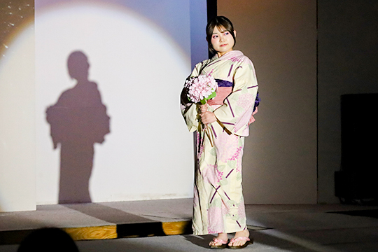 浴衣フェスで花を手にランウェイを歩く織田着物専門学校着物科学生