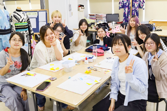 つまみ細工づくり体験を担当する織田着物専門学校着物科学生