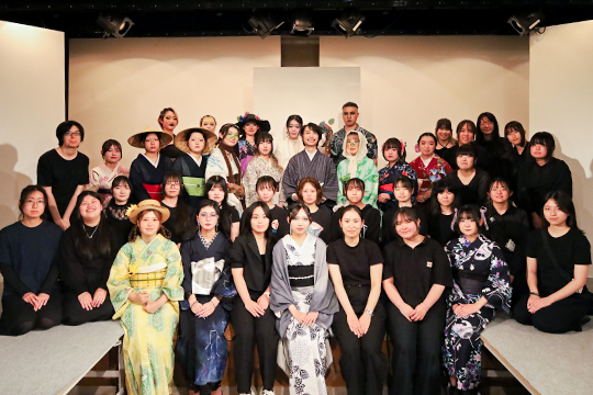 織田着物専門学校着物科・着物研究科学生による浴衣ショー終了後の集合写真