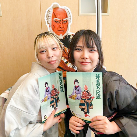 着物姿で歌舞伎鑑賞教室に参加した織田着物専門学校着物科学生
