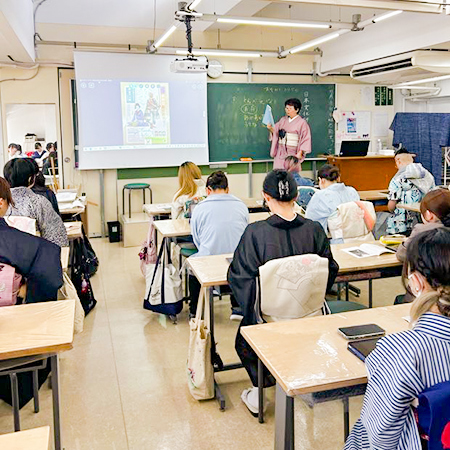 和裁士経験のある講師から日本文化を学ぶ織田着物専門学校着物科学生