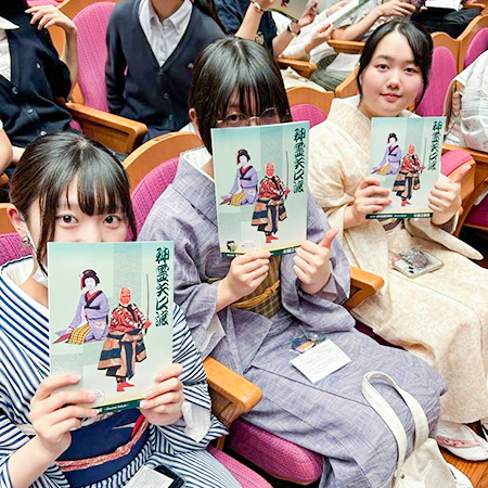 歌舞伎鑑賞教室に着物を着用して参加した織田着物専門学校着物科学生