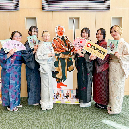 歌舞伎役者のパネルと記念写真を撮る着物姿の織田着物専門学校着物科学生