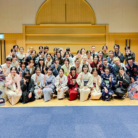 歌舞伎鑑賞教室に参加した織田着物専門学校着物科学生の集合写真