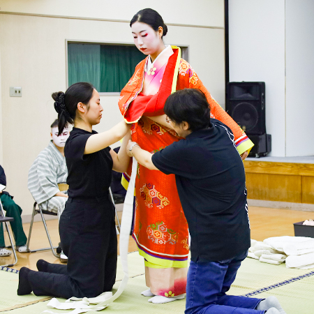 壺折りという着付け手法を経験する織田着物専門学校着物科学生