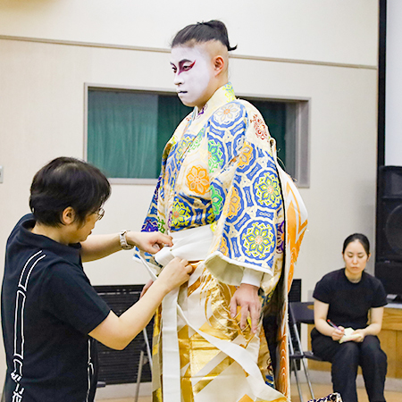 連獅子に登場する親獅子の衣装を着た織田着物専門学校着物科学生