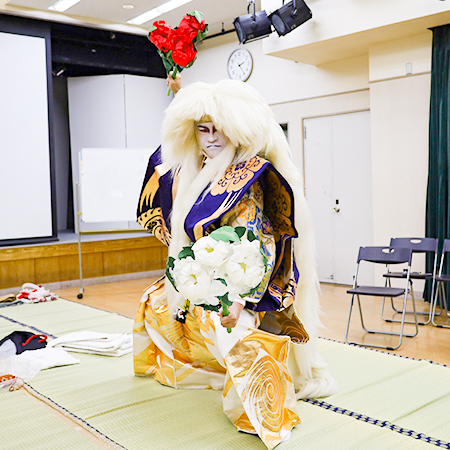 親獅子の衣装を着てポーズをとる織田着物専門学校着物科学生