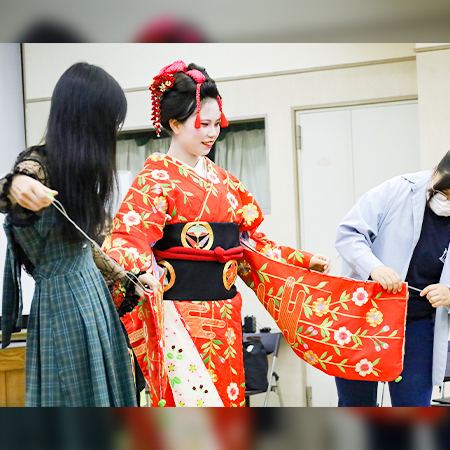 道成寺に登場する娘の衣装を着た織田着物専門学校着物科学生